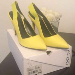 Has been worn once for 20 mins for photos.